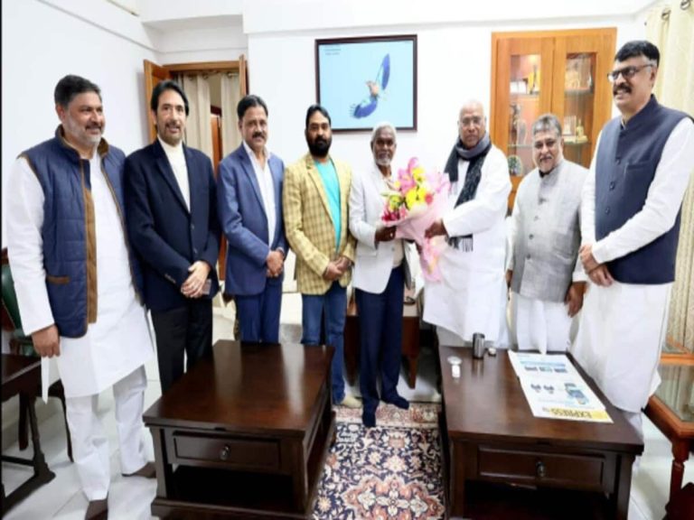 Read more about the article दिल्ली में कांग्रेस के साथ सीएम चंपई सोरेन की बैठक, लोकसभा चुनाव में सीट शेयरिंग को लेकर भी हुई चर्चा