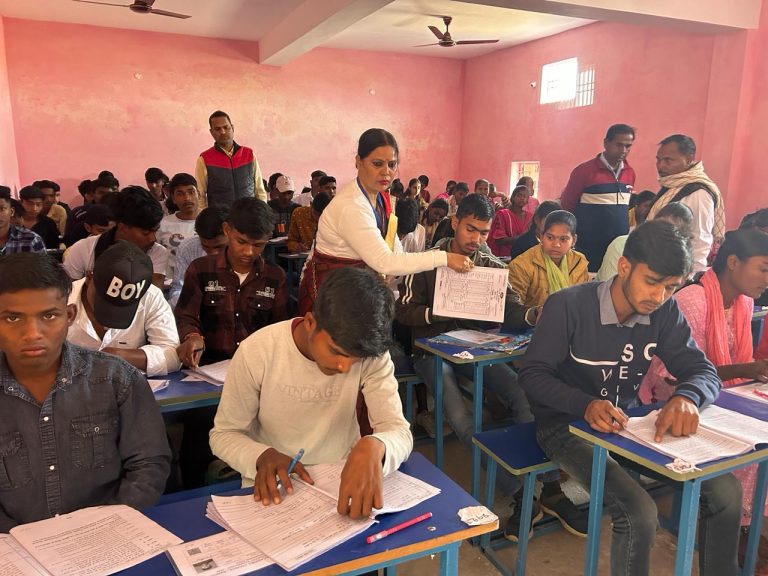 Read more about the article मैट्रिक परीक्षा केंद्र बीएस इंटर कालेज में जैक आब्जर्वर ने किया निरीक्षण