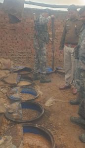Read more about the article पुलिस ने तीन अवैध शराब भट्ठी को किया ध्वस्त
