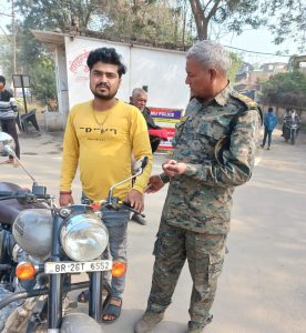Read more about the article इंटरस्टेट चेक पोस्ट पर पुलिस ने चलाया वाहन चेकिंग अभियान,18 बाइक जब्त