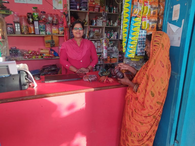 Read more about the article समूह से जुड़कर पलामू की महिलाओं ने खड़ा किया स्वरोजगार, बन रही आत्मनिर्भर
