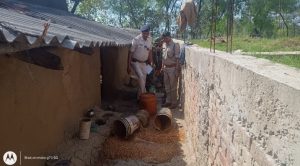 Read more about the article पुलिस ने छापेमारी कर अवैध शराब भट्ठी को किया ध्वस्त