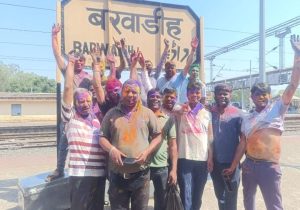 Read more about the article बरवाडीह मे होली का पर्व शांति पूर्ण सम्पन्न, चौक चौराहो पर पुलिस तैनात