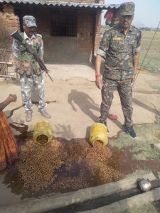 Read more about the article पुलिस ने देसी शराब की भट्ठी को किया ध्वस्त