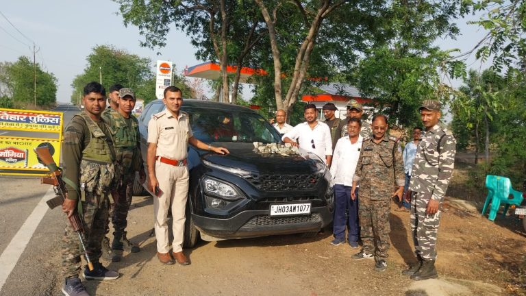 Read more about the article बरवाडीह मे वाहन चेकिंग के दौरान मिला 5 लाख नकद रुपये जांच मे जुटी पुलिस