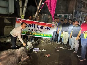 Read more about the article मारवाड़ी युवा मंच ने गायों को गले में बंधा रेडियम बेल्ट