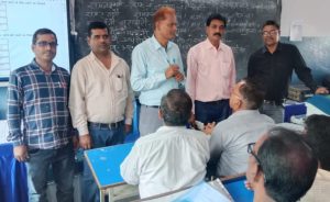 Read more about the article मतदानकर्मियों का द्वितीय चरण के दूसरे दिन का चुनाव प्रशिक्षण सम्पन्न