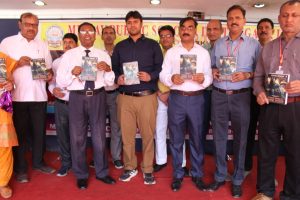 Read more about the article एमके डीएवी में पूर्व छात्र की पुस्तक का हुआ विमोचन