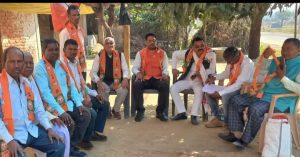 Read more about the article विश्रामपुर में चुनावी सरगर्मी तेज, ग्रामीणों को नामांकन में चलने का दिया निमंत्रण