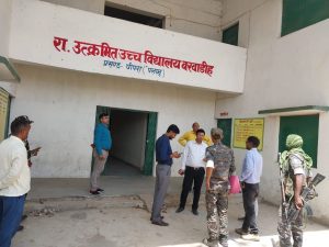 Read more about the article एसडीओ ने मतदान केन्द्रों का लिया जायजा