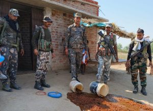 Read more about the article पुलिस ने की रजवार में अवैध शराब के खिलाफ छापेमारी