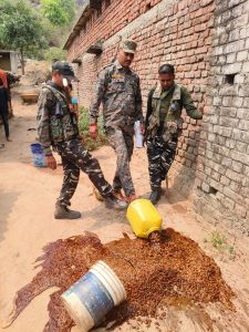 Read more about the article पुलिस ने अवैध शराब के खिलाफ की छापेमारी