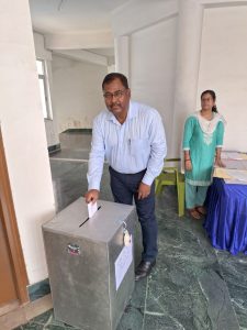 Read more about the article सभी लोग सपरिवार मतदान कर, उत्सवी माहौल में लोकतंत्र के इस महान पर्व को सफल बनाएं : आयुक्त