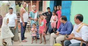 Read more about the article गढ़वा रोड स्टेशन के मुख्य द्वार के सामने सड़क पर बह रहा नाली का बदबूदार गंदा पानी
