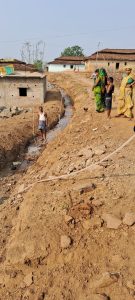 Read more about the article गार्डवाल बनाने मेंअनियमितता का आरोप लगा कर ग्रामीणों ने काम को बंद करवाया