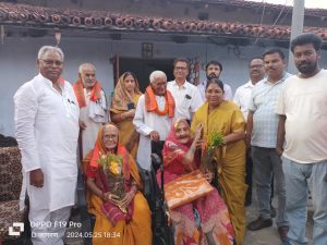 Read more about the article एक साथ चार पीढ़ी के मतदाता को मतदान करने को ले विधायक ने किया सम्मानित