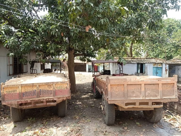 Read more about the article पंडवा पुलिस ने बालू लदे दो ट्रैक्टर को किया जब्त