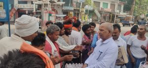 Read more about the article डालसा पलामू के द्वारा पानी व ओआरएस का किया गया वितरण