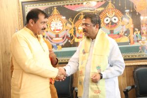 Read more about the article केंद्रीय शिक्षा मंत्री से मिले भाजपा नेता विश्रामपुर आने का दिया निमंत्रण