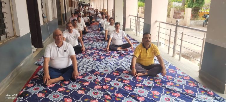 Read more about the article व्यवहार न्यायालय परिसर में मनाया गया योग दिवस