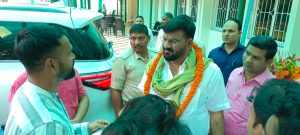 Read more about the article नगर निकाय संविदा कर्मियों ने मंत्री हफिजुल हसन से की मुलाकात, स्थायीकरण का किया अनुरोध