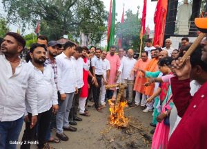 Read more about the article भाजपा कार्यकर्ताओं ने फूंका राहुल गांधी का पुतलाहिंदुओं को हिंसक बताने वाले बयान पर थे नाराज