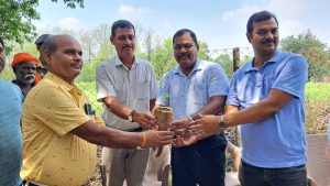 Read more about the article प्रमंडलीय आयुक्त ने बुधवार को बसना गांव में ग्रामीणों के बीच पौधों का किया वितरण