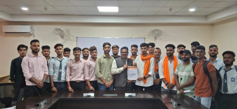 Read more about the article छात्रसंघ ने जाति विशेष बयानबाजी के खिलाफ कॉलेज में किया धरना प्रदर्शन, विवि प्रशासन ने डीएसडब्ल्यू को किया सस्पेंड