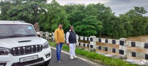 Read more about the article नदी मे बाढ और जंगल की हरियाली को देख विधायक ने ली सेल्फी