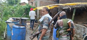 Read more about the article उत्पाद विभाग की हरिहरगंज इलाके में छापेमारी,14000 किलो ग्राम जावा महुआ व 520 लीटर अवैध चुलाई शराब जब्त