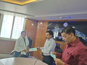 Read more about the article लोकसभा चुनाव के दौरान निर्वाचन कार्य में प्रतिनियुक्ति के दौरान मृत व्यक्ति के आश्रितों को उपायुक्त ने सौंपा 15 लाख रुपए का चेक