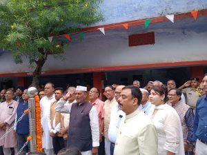 Read more about the article आन बान शान से लहरा तिरंगा।अधिवक्ता संघ में महासचिव ने किया ध्वजारोहण।
