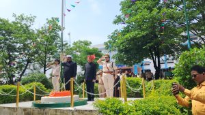 Read more about the article आयुक्त कार्यालय में आयुक्त ने किया ध्वजारोहण