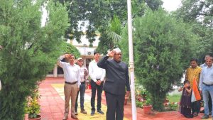 Read more about the article गोपनीय कार्यालय में आयुक्त ने किया ध्वजारोहण