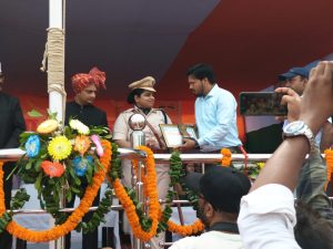 Read more about the article उत्कृष्ट कार्य के लिए बीडीओ व प्रधानाध्यापक को मिला सम्मान