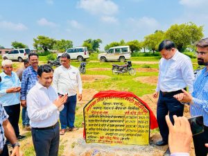 Read more about the article पलामू उपायुक्त द्वारा मनरेगा अंतर्गत बिरसा हरित ग्राम योजना के तहत किया गया पौधारोपण का शुभारंभ