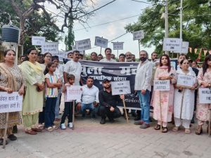 Read more about the article दोषियों पर कार्रवाई की मांग:दुष्कर्म व हत्या के खिलाफ खुला मंच ने निकाला कैंडिल मार्च