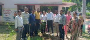 Read more about the article पौधारोपण कर पूर्व कार्यपालक पदाधिकारी को दी गई विदाई