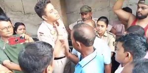 Read more about the article पूर्णिया में दिल्ली पुलिस बन गई बंधक, रात के अंधेरे में बेडरूम तक पहुंच गए पुलिस वाले
