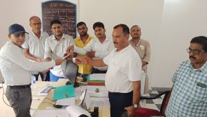 Read more about the article बालू की वैकल्पिक व्यवस्था की मांग को ले सीओ को सौंपा ज्ञापन