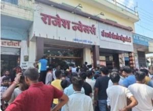 Read more about the article छत्तीसगढ़ में दिनदहाड़े 5 करोड़ रुपए के सोने की लूट:दिनदहाड़े तीन बदमाशों ने ज्वेलर्स पर कट्टे से किया हमला; झारखंड की ओर भागे