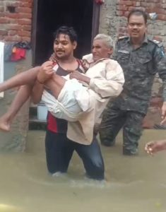 Read more about the article घर में घुसा बरसाती पानी, गांव में फैला था दहशत, 12 लोगों को थाना प्रभारी ने रेस्क्यू कर बाहर निकाला