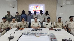 Read more about the article जपला छतरपुर मुख्य मार्ग पर पेट्रोल पंप लूट की योजना बना रहे पांच डकैतों को छतरपुर पुलिस ने किया गिरफ्तार