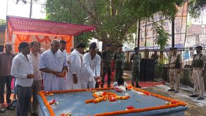 Read more about the article शहादत दिवश पर याद किये गये शहीद दया शंकर मिश्रा,पुलिस व स्थानीय लोगों ने किया नमन