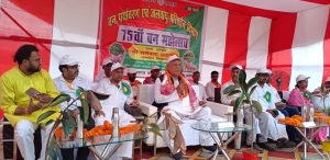 Read more about the article पर्यावरण व जलवायु परिवर्तन को संतुलित करने के लिए पौधा रोपण जरूरी : रामचंद्र चंद्रवंशी