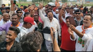 Read more about the article भाजपा में शामिल होने के बाद विधायक कमलेश कुमार सिंह का हुसैनाबाद में जोरदार स्वागत