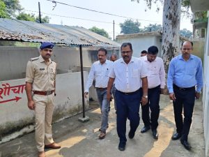 Read more about the article मतदान केंद्रों पर आवश्यक न्यूनतम सुविधाओं की उपलब्धता से चुनावी प्रक्रिया होगा सुगम , आयुक्त