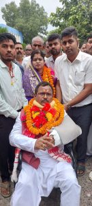 Read more about the article सड़क दुर्घटना में घायल ब्रह्मदेव प्रसाद व्हील चेयर पर नामांकन करने पहुंचे
