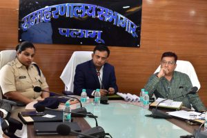 Read more about the article विधानसभा के प्रेक्षकों व जिला निर्वाचन पदाधिकारी व एसपी ने विभिन्न राजनीतिक दलों के प्रतिनिधियों संग बैठक की