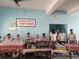 Read more about the article किराना दुकान में छापेमारी , बड़ी मात्रा में अवैध देशी एवं विदेशी शराब बरामद